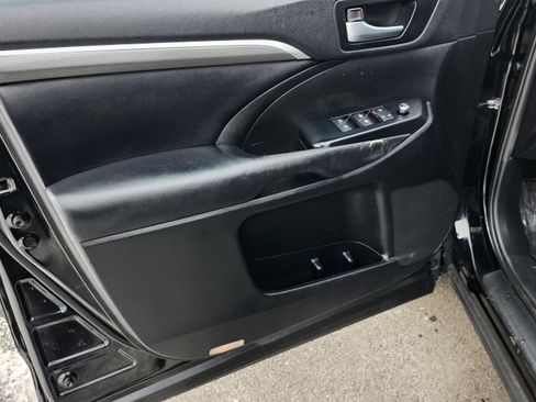 Used 2019 Toyota Highlander SE image 26