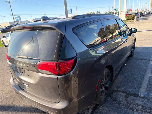 Used 2019 Chrysler Pacifica Touring-L w/ S Appearance Package FWD image 11