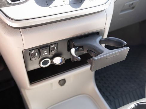 Used 2020 Toyota Sienna LE image 5