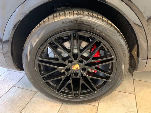 Used 2024 Porsche Cayenne S w/ Premium Package AWD/4WD image 12