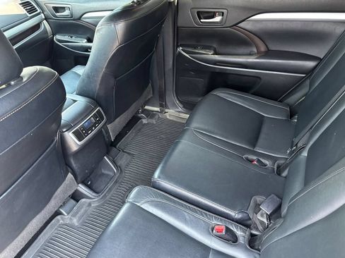 Used 2018 Toyota Highlander XLE AWD/4WD image 12