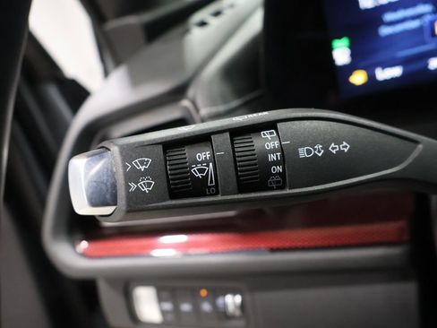 Used 2025 Chevrolet Traverse Z71 image 36