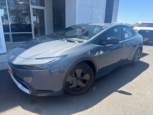 New 2026 Toyota Prius Plug-In Hybrid FWD image 3