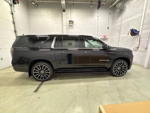 Used 2026 Chevrolet Suburban High Country AWD/4WD image 3