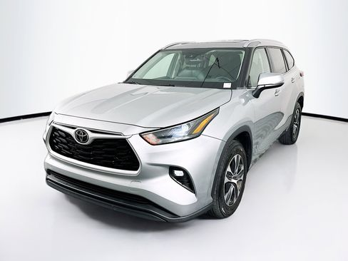 Used 2024 Toyota Highlander XLE FWD image 3