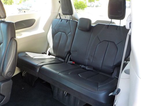 Used 2022 Chrysler Pacifica Touring-L image 11