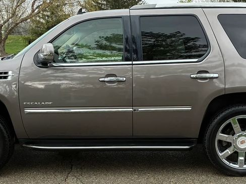Used 2014 Cadillac Escalade Luxury AWD/4WD image 3
