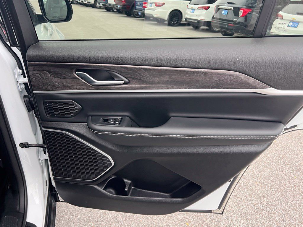 Used 2022 Jeep Grand Cherokee L Limited AWD/4WD image 26