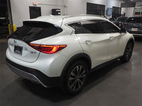 Used 2017 INFINITI QX30 Premium w/ Technology Package image 4