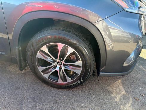 Used 2021 Toyota Highlander XLE image 4