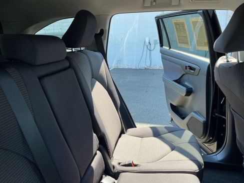 Used 2025 Toyota Highlander LE FWD image 34