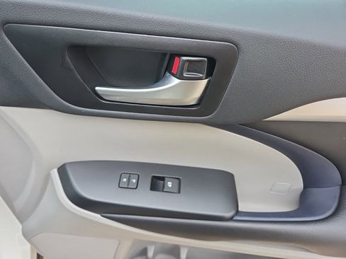 Used 2019 Toyota Highlander XLE image 17