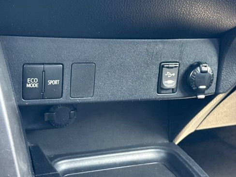 Used 2018 Toyota RAV4 LE FWD image 18