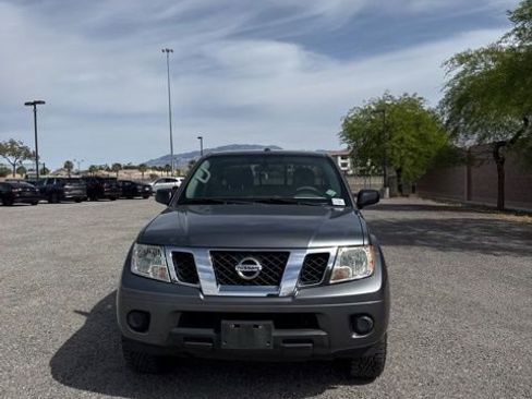 Used 2018 Nissan Frontier SV image 2