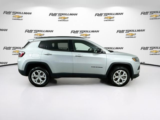 Used 2024 Jeep Compass Latitude AWD/4WD image 8