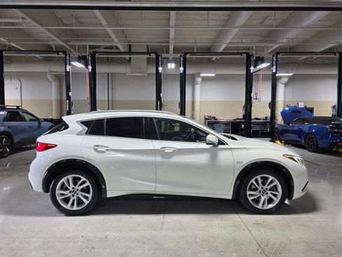 Used 2017 INFINITI QX30 Premium w/ Navigation Package FWD image 8