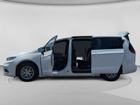 Used 2024 Chrysler Pacifica Touring FWD image 28