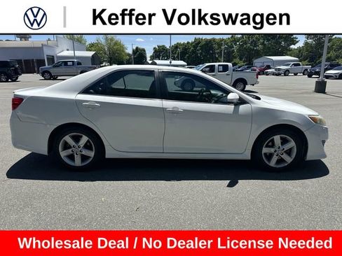 Used 2012 Toyota Camry SE w/ Leather Pkg FWD image 6