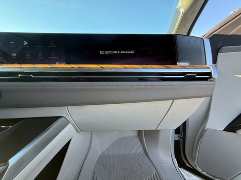 Certified 2025 Cadillac Escalade Premium Luxury Platinum w/ LPO, Floor Liner Package image 30