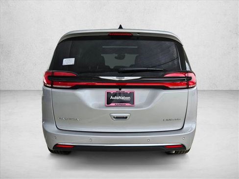 New 2026 Chrysler Pacifica Limited FWD image 8