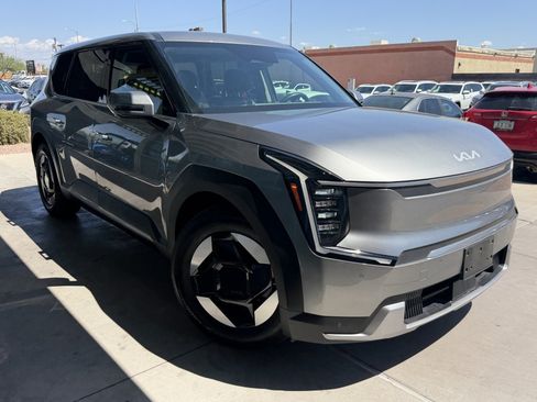 Used 2024 Kia EV9 Light Long Range RWD image 6