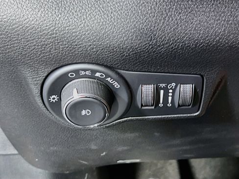 Used 2022 Jeep Compass Latitude w/ Sun and Sound Group AWD/4WD image 10