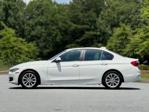 Used 2018 BMW 320i xDrive Sedan AWD/4WD image 9