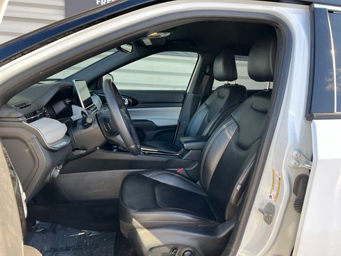 Used 2024 Jeep Compass Limited image 11