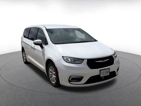 Used 2023 Chrysler Pacifica Touring-L FWD image 3