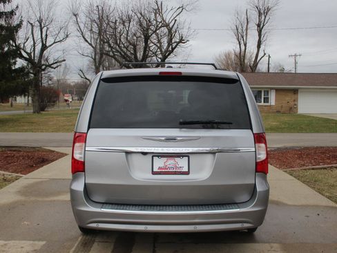 Used 2016 Chrysler Town & Country Touring-L w/ Driver Convenience Group FWD image 8