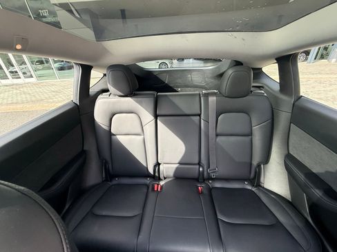 Used 2021 Tesla Model Y Long Range image 43