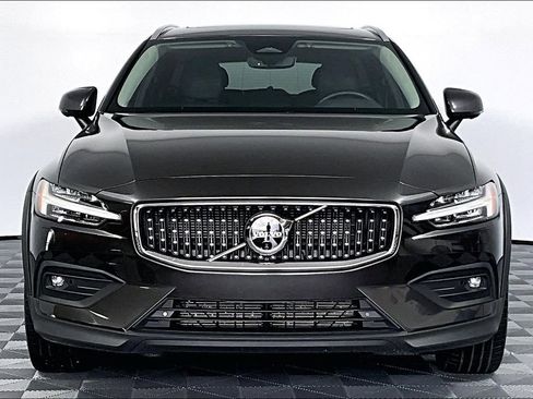 Used 2025 Volvo V60 B5 Cross Country Plus AWD/4WD image 3