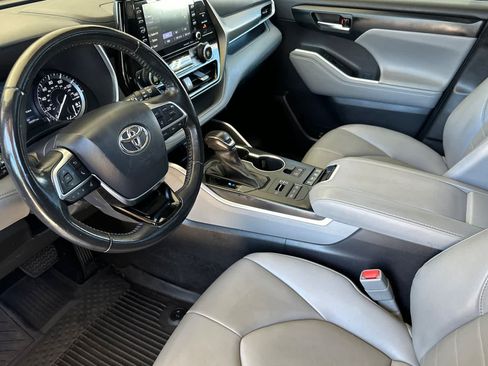 Used 2021 Toyota Highlander XLE AWD/4WD image 11