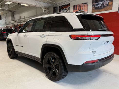Used 2023 Jeep Grand Cherokee Altitude AWD/4WD image 5