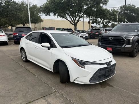 Used 2021 Toyota Corolla LE FWD image 3