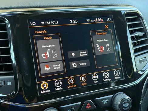 Used 2022 Jeep Grand Cherokee Laredo X AWD/4WD image 5