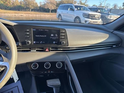 Used 2021 Hyundai Elantra SE image 17