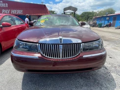 Used 2000 Lincoln Town Car Cartier RWD image 2