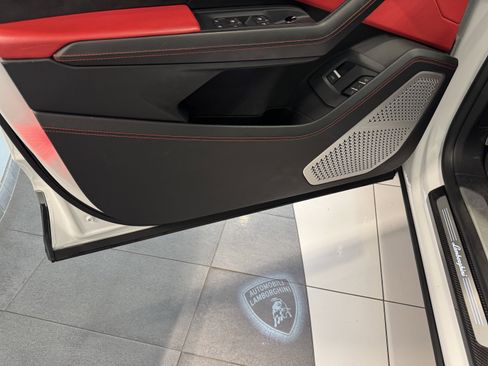 Used 2020 Lamborghini Urus image 19