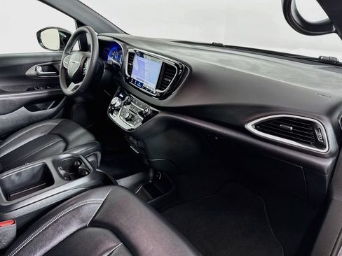 Used 2025 Chrysler Pacifica Select FWD image 33
