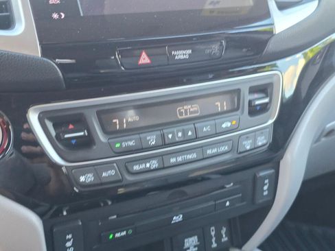 Used 2018 Honda Pilot Touring image 23