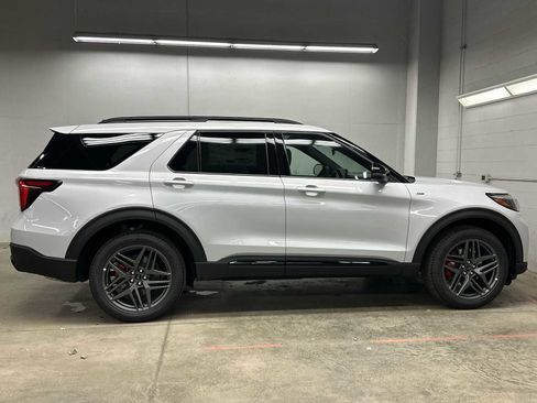 New 2026 Ford Explorer ST-Line w/ ST-Line Street Pack image 3