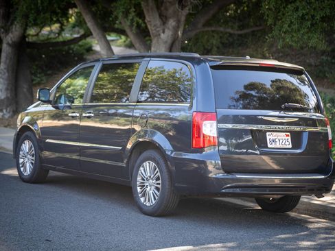 Used 2013 Chrysler Town & Country Touring-L w/ Driver Convenience Group FWD image 6