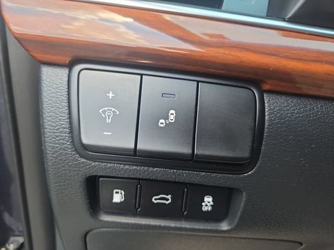 Used 2017 Kia Cadenza Premium w/ Luxury Package FWD image 18