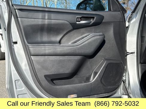 Certified 2023 Toyota Highlander XLE image 13