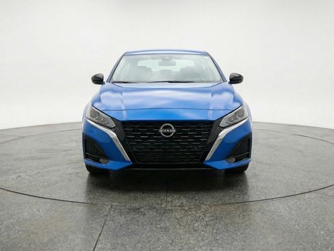 Used 2025 Nissan Altima 2.5 SV FWD image 2