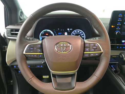 Used 2024 Toyota Sienna Platinum image 10