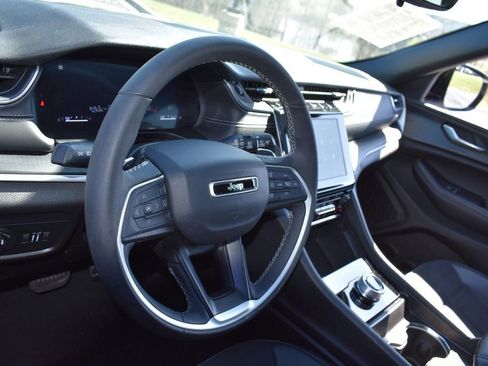 Used 2024 Jeep Grand Cherokee Altitude AWD/4WD image 11