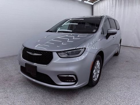 Used 2023 Chrysler Pacifica Touring-L FWD image 5