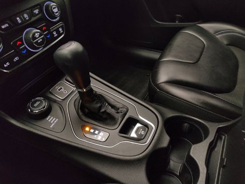 Used 2019 Jeep Cherokee Latitude Plus w/ Comfort/Convenience Group image 26